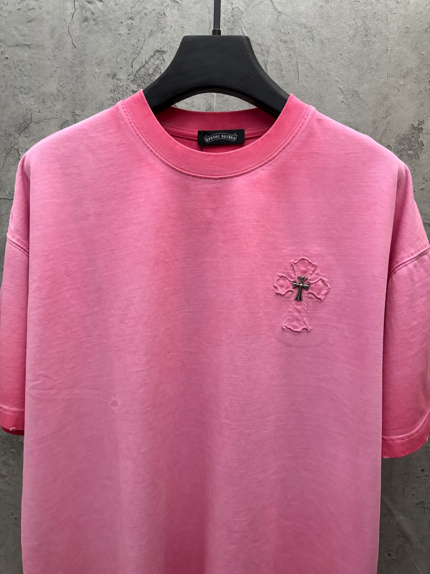 P200 top version, real shot without P, ​​different from market currency) 𝗖𝗵𝗿𝗼𝗺𝗲 𝗛𝗲𝗮𝗿𝘁𝘀/Croxin 2026 spring new original single counter American laser burnt patch embroidered couple short sleeves 👑The highest version! Customized fabric 330g, washed and fried. Best-selling model at the counter. Very comfortable to wear. Accessories: Original molded and authenticated collar label➕100% silk wash label. Genuine purchase-grade original hangtag➕matching hanging rope➕3D hanging beads➕original packaging bag. Craftsmanship: The original version has consistent wiring! The highest version of the armhole matching technique! Color: Khaki Black Rose Red Light Blue Purple Size: S M L XL Style Number: 26-2002